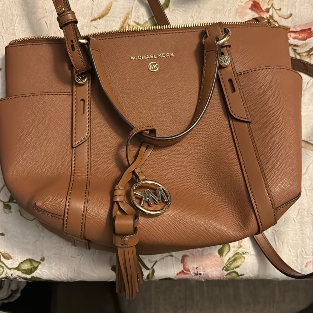Brand new Michael Kors Pocket Book with shoulder strap